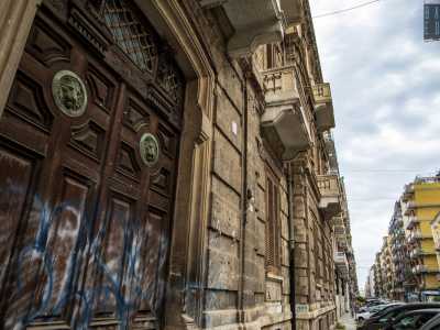 Varchiamo quindi l�alto portone ligneo di via Abate Gimma, abbellito da due protome leonine in bronzo, per immetterci nell�atrio di ingresso